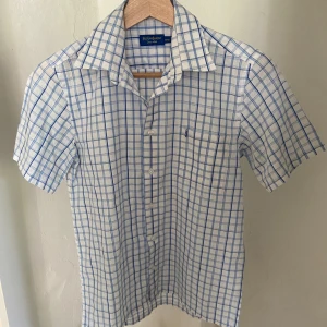 Saint laurent skjorta - As fet saint laurent skjorta i skick 10/10❤️‍🔥 Storleken motsvarar ungefär xs/small✅ Jävligt skön skjorta✨,  Skjortan är självklart äkta🤩 nypriset ligger på runt 8000, och vi säljer den för 549! -mvh scandinavianluxury