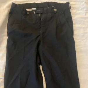 Svarta kostymbyxor - Ett par svarta kostymbyxor köpta second hand men knappt använda, sitter rätt så pösigt på mig slm har storlek xs så skulle säga att dem är i storlek s/m