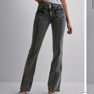 Nelly jeans - Slutsålda på hemsidan. Säljer mina Nelly low waist bootcut pocket jeans i grått. Dom är i storlek 34, men skulle säga att dom är ganska små 34:or. Säljer då dom blivit för små 💕