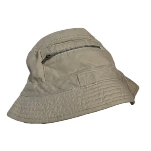 Bucket hat  - Har tyvärr fläckar där av priset. Fungerande dragkedja med ficka 
