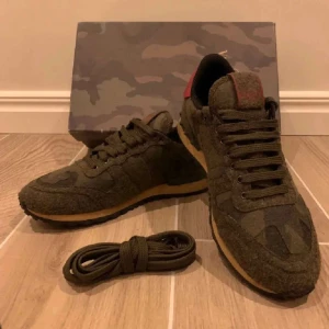 Valentino Rockrunners (allt på bild följer med) - Tja, säljer mina rockrunners då dem inte kom till använding ofta. Skorna är använda 4-5 gånger, nästintill nyskick. Storlek 40,5 men passar även dig som har 41,5.  Nypris på dessa ligger runt 7500kr. Priset är diskuterbart så bara skriv vid fundering