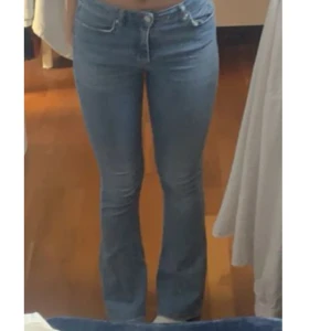 Bootcut jeans - Skitsnygga bootcut jeans från Gina
