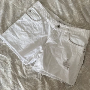 shorts🌺 - Vita lågmidjade shorts med slitningar. (dragkedjan är trasig men man kan laga eller använda säkerhetsnål)