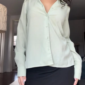 Pastelgröb skjorta  - Supersnygg pastelgrön skjorta från vero Moda i storlek S, jättebra skick🤍skjortan är lite mer pastelig i färgen än vad bilden visar