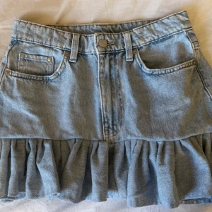 Jeanskjol med volang  - Jeanskjol med volang som jag sytt av ett par jeans 