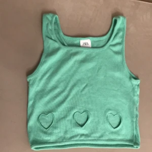 Topp - Grön topp med hjärt hål 