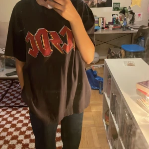 acdc T-shirt - En vanlig T-shirt säljer den för att den inte passar mig