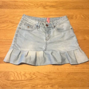 Lågmidjad jeanskjol med volang  - Egen syd jeans kjol💕