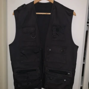 Svart black väst/vest - Svart väst / black väst. Passar bra över både t-shirt eller tjocktröja.  Size : S passar även storlek M  Hämtas på plats eller fraktas över hela Sverige med Postnord/ Schenker
