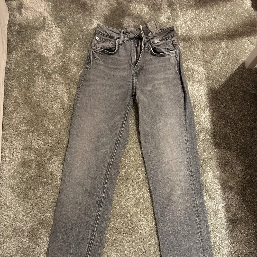 Jag säljer dessa 2 zara jeans i samma model, de är i väldigt bra skick  Båda har slits där nere  150kr styck. Jeans & Byxor.