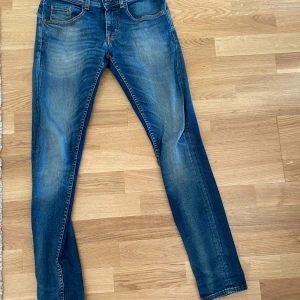 Blåa jeans slimfit  - Bra skick, 27W 32L - passar dig med storleken 29W också
