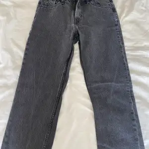 Grå svarta jeans i storlek 34,  från HM, model: straight, väldigt bra skick använda ungefär 5 ggr. Betalar inte frakten, men kan posta om man swishar först. 