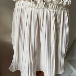 Veckad kjol - Vit veckad kjol i storlek 34, men passar mig som har 36. Nyskick!