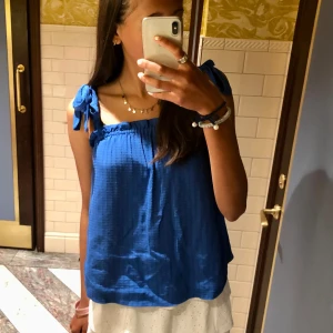 Blå topp från Hm💙 - Blå topp från hm med gulliga knytning vid axlarna💙Storlek S 