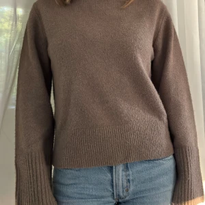 Stickad tröja från Neo Noir - Jättefin och jätteskön stickad ull-tröja från Neo Noir! Halvpolo, vida ärmar och tjocka muddar. Den är i bra men använt skick, lite nopprig men inget som syns mycket!