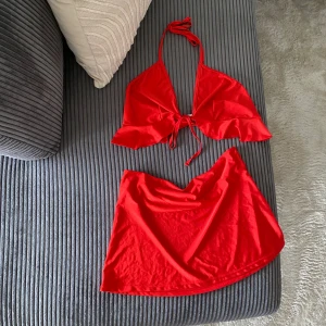 Röd-pyjamas set - En söt röd set som kommer med överdel och kjol. Mjuk och stretchiga material. 