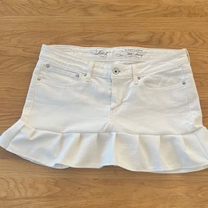 Lågmidjad jeanskjol med volang  - Egen syd jeanskjol av ett par Levis Jeans. Mycket bra skick💕