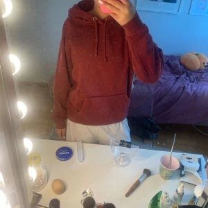 Säljer en jätte fin vin röd Hoodie  - Jag säljer en jätte fin vin röd hoodie  som jag jag tror inte säljs längre!!❣️Den är lite nopprig som ni kan se på bilderna.. skriv om ni vill ha fler bilder ❣️