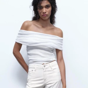 Zara tröja - Vit zara tröja köpt för 150kr säljs för 90, oanvänd dock är inte prislappen kvar! ❤️ perfekt skick och inga defekter.