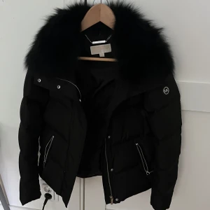 Michael Kors jacka - Använt 1-3 gånger, super bra skick och inga defekter. Den är så sjukt snygg men kommer tyvärr inte till användning, därför ja säljer. Håller värmen så bra på vintern. (Äkta såklart), säljs inte längre!! Passar mig som har S/M OG pris: 2 390kr