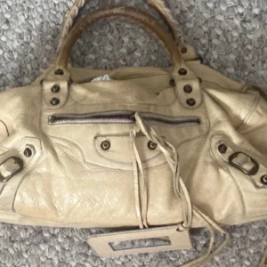 Balenciaga väska!! - Säljer nu min balenciaga väska. Handtaget är lite slitet därav priset men alla dragkedjor är som nya osv🥰 så rymlig och bra skick! Köpte den här på Plick men säljaren hade fått den äkthetsbevisad så den är absolut äkta! Skriv för fler bilder!