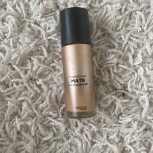 Foundation från deliplus  - Köpte denna i Spanien. Den är för mörk för mig så säljer den. Det står att den är matt, men jag skulle inte påstå det. Den är inte direkt glowig, men den är heller inte matt. Det är ungefär lite mer en halva kvar. Det är i färgen 02.