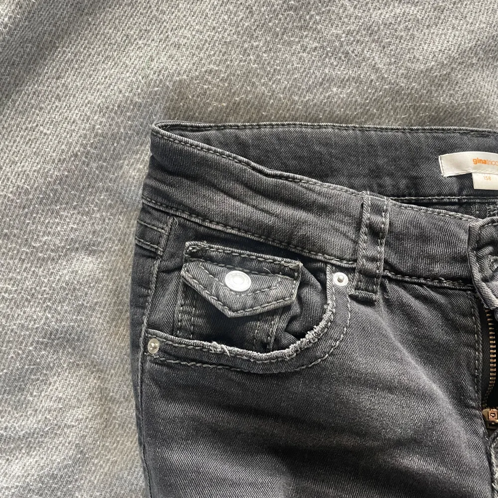 Lågmidjade bootcut jeans. Nästan aldrig använda. Midjemåttet är 34 och innerbenslängden är 76. Storlel 158 vilket motsvarar ungefär XS💕. Jeans & Byxor.