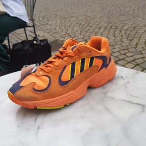 Adidas Yung-1 "Hi-Res" Orange Goku collaboration - Hittade skorna i min brors gamla skosamling.  Ser använda ut, skicket är 5 av 10.  Nypris ~2000 Kr
