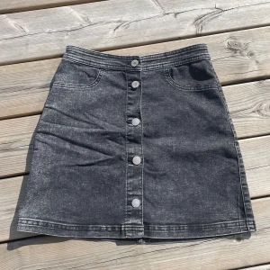 Svart jeans kjol - Jätte fin jeans kjol med knappar. Säljer då den tyvärr inte passar längre. Storlek xxs/ xs💞