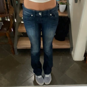 Lowwaist bootcut jeans Guess  - Jättesnygga lågmidjade bootcut jeans från Guess! Storlek 28 men passar mig som har 26!🩷