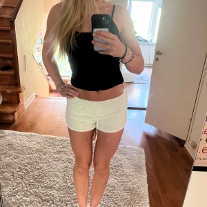 Vita broderade shorts - Ett par vita, ”broderade” shorts från zara. Är stretchiga i midjan och passar xs-s. 