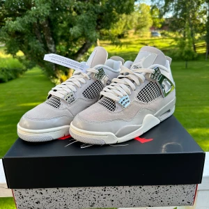 Air Jordan 4 Frozen Moments - Säljer ett par Air Jordan 4 Frozen Moments i storlek 42. Helt nya aldrig använda och original boxen finns kvar. Hör av dig för mer info eller frågor! Kan gå ner lite i pris vid en snabb och smidig affär