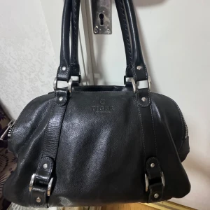 Tiger of Sweden väska - Jätte fin vintage Tiger of Sweden väska, är i helt ok skick. Lädret ser rätt så bra ut men lädret på sidan av väskan är slitet. Meddela mig gärna vid frågor💓