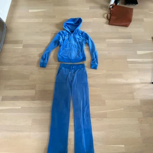 Juicy set blå  - Storlek byxa xs tröja s  Bra skick lite slitage längst ner  