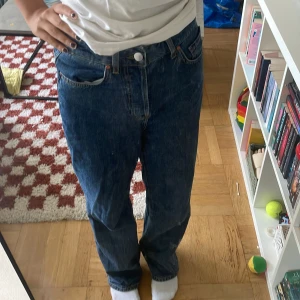 Jeans - Ett par mörka high waisted jeans. Väl använda och lite slitna där längst ner på byxbenen