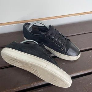 Lanvin Cap Toe Sneaker - Säljer nu mina Lanvins i ett fint använt skick | UK 7 - 41/42 | Skon har såklart en del slitage på sulan samt bakom hälen inuti, men helhetsintrycket är väldigt fint! Skriv vid funderingar eller om fler bilder önskas 🥂
