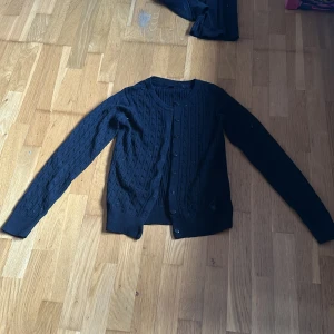 En svart kofta - En svart kofta aldrig använd har tänk använda men det blir aldrig av. Fint skick som sagt aldrig använd. ALLT TVÄTTAS INNAN SKICKING