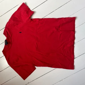 Ralph lauren t-shirt - Säljer en röd Ralph lauren t-shirt där RL märket är svart, den är knappt använd o i bra skick😁 Storleken är barn L men den sitter som XS/S