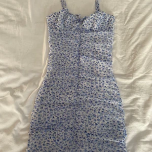Blommig klänning  - Jätte fin blommig klänning. Kort model i storlek s, från HM, i bra skick använd 3 gånger 