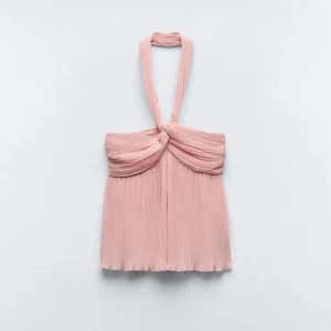 Topp zara  - Säljer denna fina topp från zara🤩 Så fin men tyvärr för liten för mig