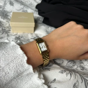 Mockberg klocka - Superfin klocka i timeless gold från mockberg💞Den är sparsamt använd och är i jättefint skick. Den är justerad men alla delar följer med så man kan antingen göra den större eller mindre. Kartongen följer även med❣️ Nypris 1599kr