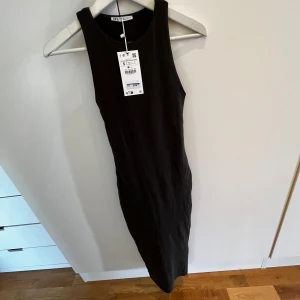 Oanvänd långklänning - Oanvänd långklänning med prislapp, mörkgrön från Zara