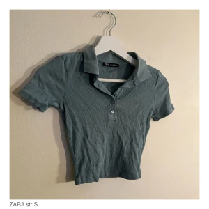Ribbad top med krage från Zara  - Ribbad top med krage. Färgen är grön/blå från Zara. 
