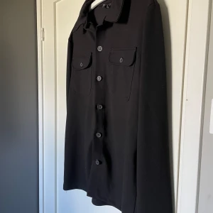 Overshirt only & sons  - |Säljer en stilren Overshirt från only & sons| |använd en gång och har bara legat i garderoben sen dess| |Den är i storlek small| | vill bara bli av med den för att den tar onödig plats i garderoben därav det billiga priset!🌟| |Nypris 499:-|