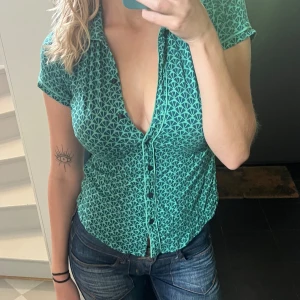 Grön blus  - Grön blus köpt secondhand. Frakt tillkommer!