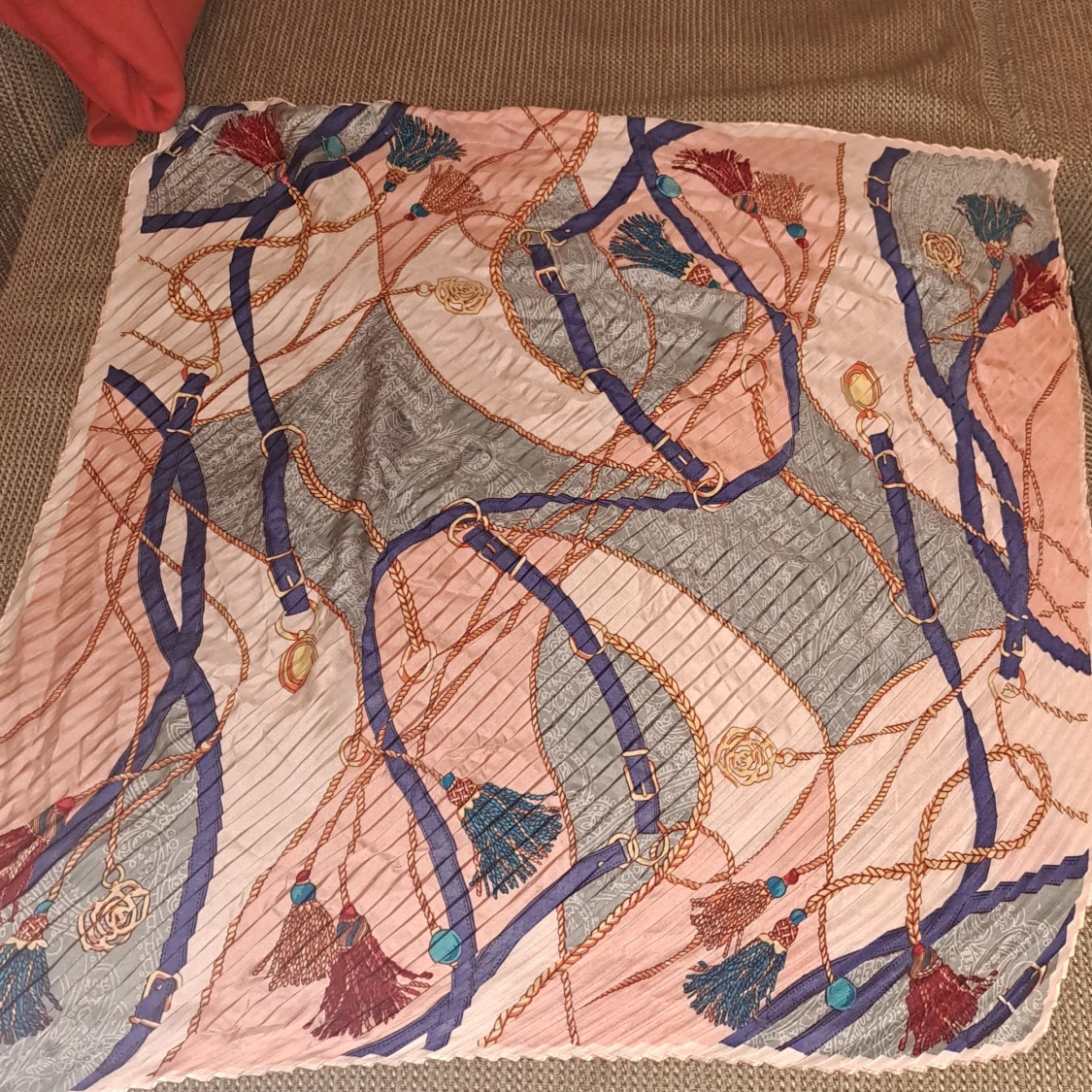 Flerfärgad halsduk med tofsar - 91