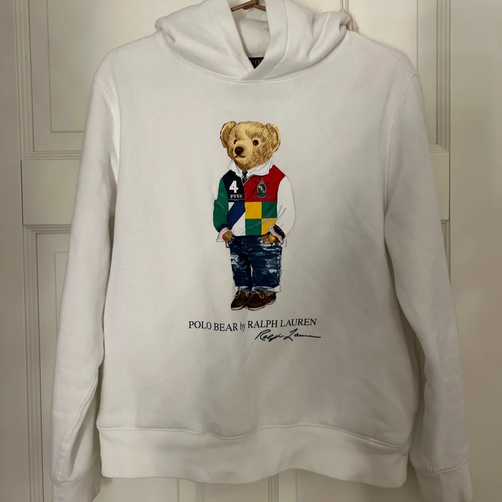 Säljer nu min hoddie från polo Ralph lauren då den inte används längre/ för liten. Tveka inte på att skriva om ni har några funderingar. Hoodies.