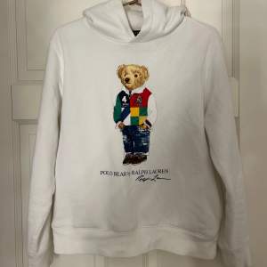 Säljer nu min hoddie från polo Ralph lauren då den inte används längre/ för liten. Tveka inte på att skriva om ni har några funderingar