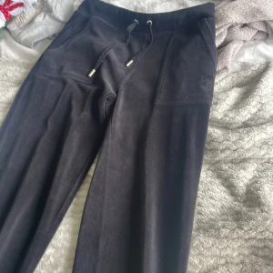 Juicy byxor  - Jag säljer mina svarta juicy byxor i xs💕