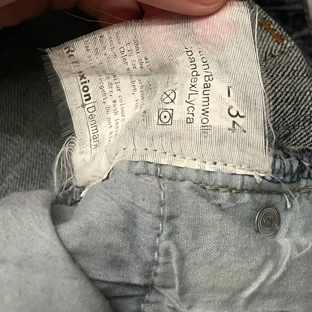 Jätte fina utsvängda jeans från dbc med dekorerade fickor. Tycker om dessa jätte mycket men de sitter tyvär lite tajt och kommer inte till användning.   Midjemått= 79cm 💕 Innerbenslängden= 82-86 cm 💕 Mått midja rakt över= 34/35 💕. Jeans & Byxor.